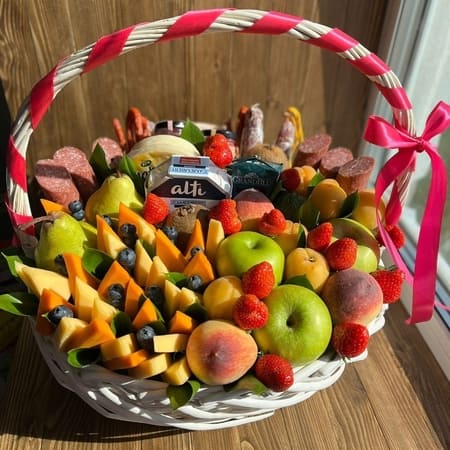 Sedobnyj-buket-284.-Bolshaya-korzina-s-syrami-i-fruktami.jpg