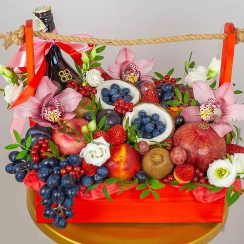 Sedobnyj-buket-323.-Fruktovyj-yashhik-granat-kokos-vinograd-kivi-yagody-tsvety.jpg