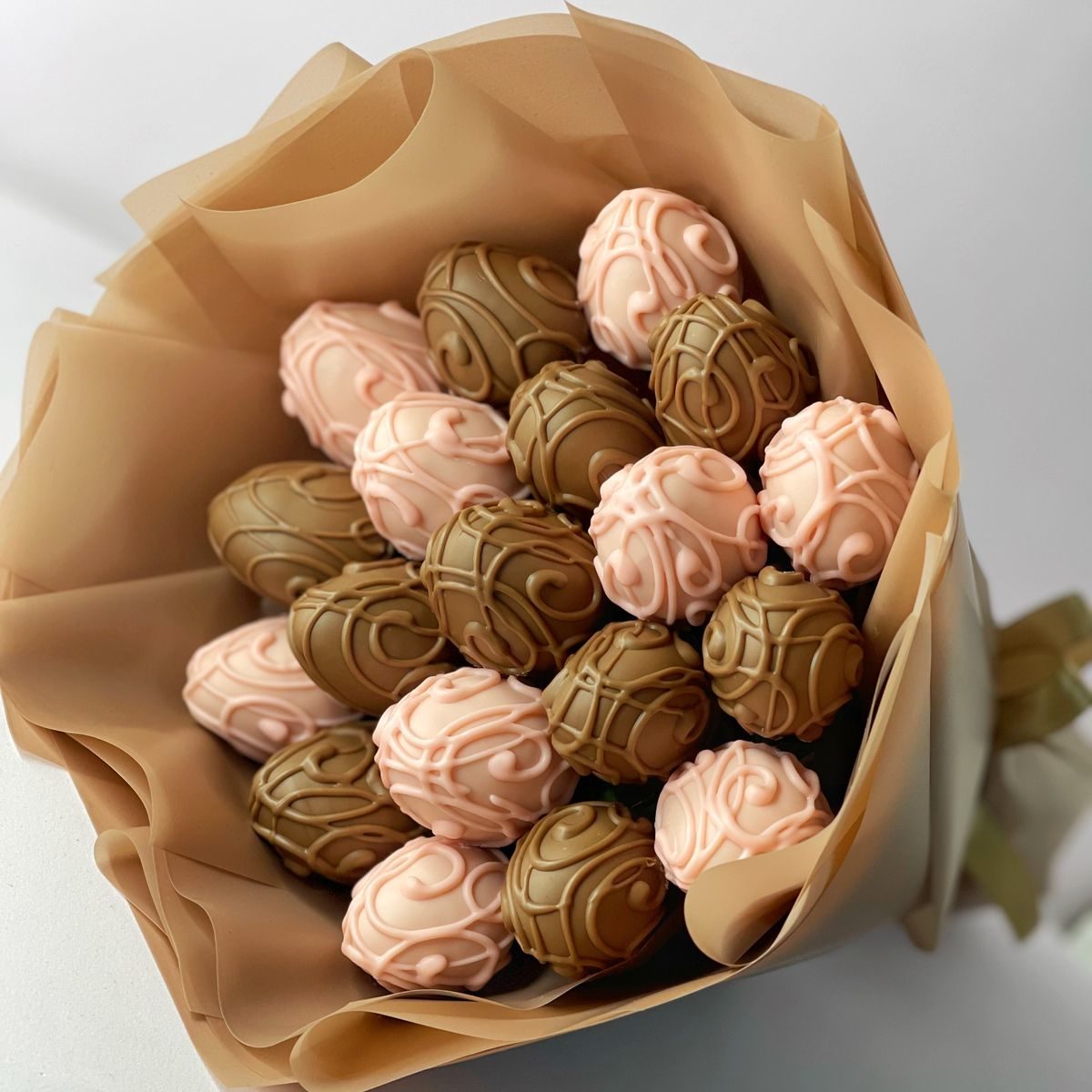 SEDOBNYI-BUKET-383.-KLUBNIKA-V-SOKOLADE-V-ROMANTICNOM-BUKETE-e1705056481287.jpg